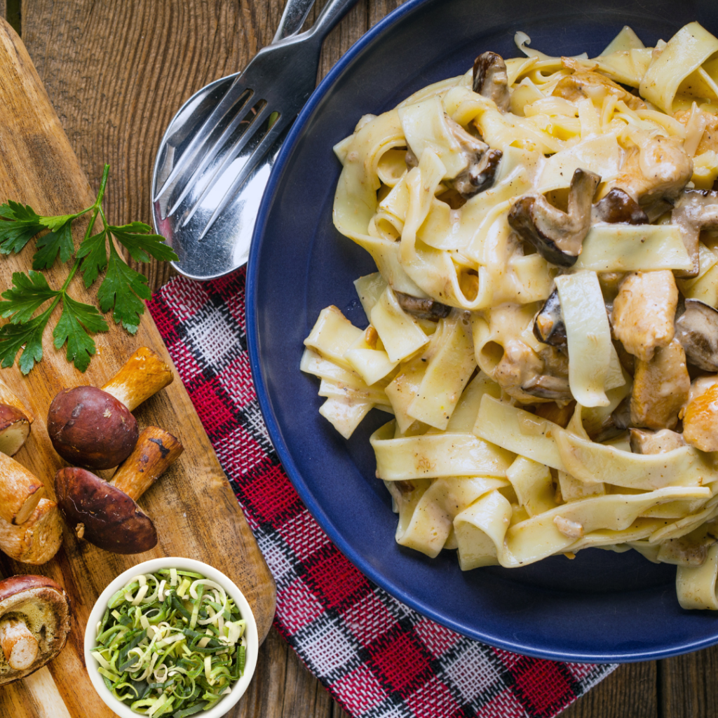 Tagliatelles et émincé de Poulet, sauce crème aux poireaux et aux champignons