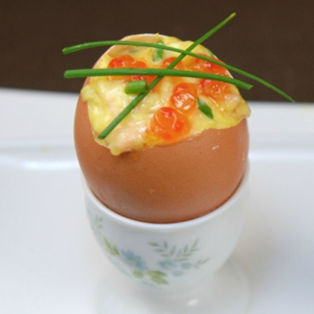 Œufs brouillés au saumon fumé dans leur coquille